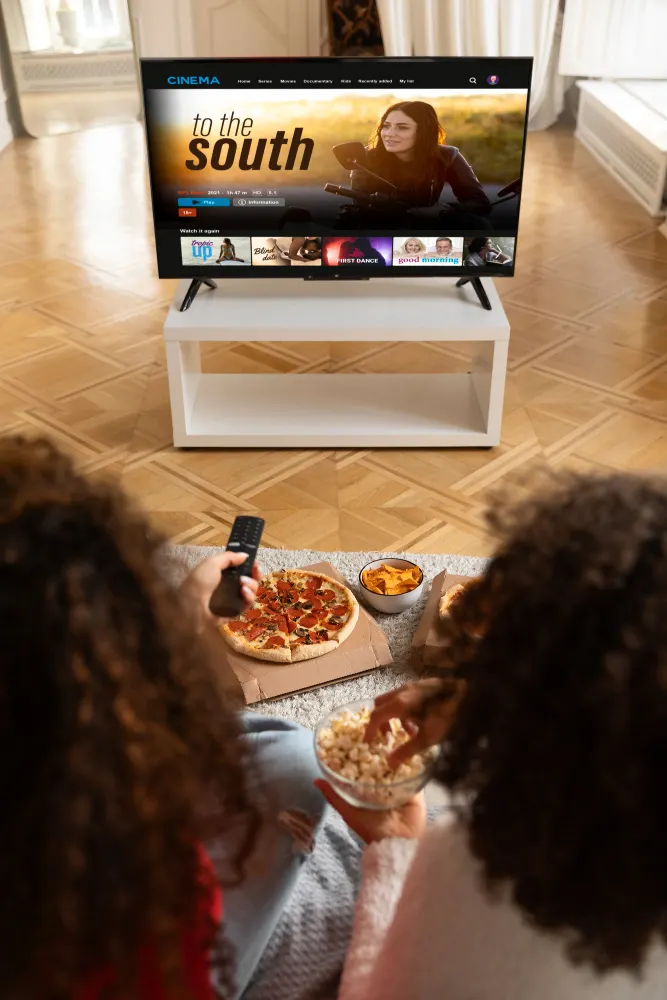 Téléviseur dans un salon contemporain avec interface multimédia